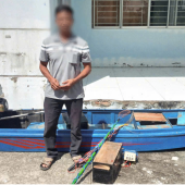Công an xã Vĩnh Thuận Đông bắt đối tượng dùng xung điện đánh bắt  thuỷ sản trái phép