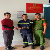 Cán bộ Công an xã Vĩnh Thạnh nhặt được của rơi, trả lại người đánh mất