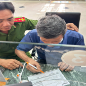 Công an xã Vị Thuỷ hỗ trợ người dân nhận lại tiền chuyển nhầm