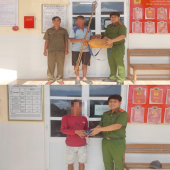 Công an xã Hòa Tú tiếp nhận 02 bộ xung kích điện dùng đánh bắt thủy sản trái phép do người dân tự nguyện giao nộp