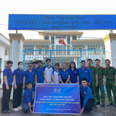 Chi đoàn Công an phường Thuận Hưng phối hợp ra quân vệ sinh tuyến đường đô thị, bóc gỡ quảng cáo rác hưởng ứng “Ngày hội Thanh niên Cần Thơ hành động vì thành phố thân yêu”.