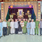 Công an xã Trung Hưng và Tân Phước Hưng thăm, tặng quà nhân dịp  Đại lễ kỷ niệm 106 năm Ngày Đản sinh Đức Huỳnh  Giáo Chủ Phật giáo Hòa Hảo