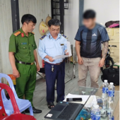 Công an phường Tân An phối hợp kiểm tra, xử lý hành vi kinh doanh thực phẩm không rõ nguồn gốc