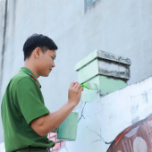 Cán bộ, chiến sĩ Phân trại tạm giam Cờ Đỏ tham gia chỉnh trang, vệ sinh khu tưởng niệm Anh hùng lực lượng vũ trang nhân dân Lê Thị Tạo