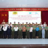 Bộ Công an trao tặng máy tính, xe lăn, thuốc, trang thiết bị y tế và 1.000 phần quà Tết cho người dân thành phố Cần Thơ