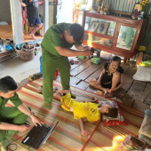 Công an xã Cờ Đỏ đến nhà hỗ trợ làm căn cước cho người nhiễm chất độc màu da cam