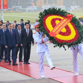 Đại biểu dự Đại hội Đảng lần thứ XIV vào Lăng viếng Chủ tịch Hồ Chí Minh