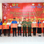 Ấm áp những phần quà nghĩa tình của Tuổi trẻ Công an TP. Cần Thơ tại chương trình "Xuân tình nguyện".