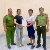 Công an xã Thạnh Phú kịp thời hỗ trợ công dân nhận lại tiền do chuyển khoản nhầm