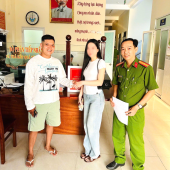 Công an phường An Bình hỗ trợ người dân nhận lại tiền chuyển nhầm