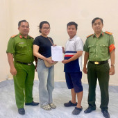 Công an phường Ninh Kiều hỗ trợ người dân hoàn trả tiền chuyển khoản nhầm