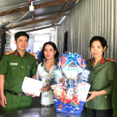Chi Hội Phụ nữ Công an xã Vị Thủy thăm, tặng quà trẻ nhận đỡ đầu nhân dịp Tết Nguyên đán Bính Ngọ năm 2026