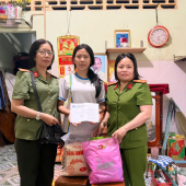 Chi Hội Phụ nữ Công an phường Sóc Trăng trao yêu thương cho “Con đỡ đầu” nhân dịp Tết Nguyên đán Bính Ngọ năm 2026