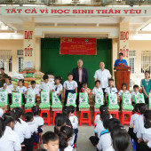 Công an thành phố Cần Thơ phối hợp trao 200 phần quà cho học sinh có hoàn cảnh khó khăn