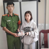  Đánh rơi ví đầy giấy tờ, cô gái trẻ may mắn nhận lại sau chưa đầy 24 giờ