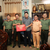 Giám đốc Công an thành phố Cần Thơ thăm, chúc Tết các đồng chí nguyên lãnh đạo thành phố và lãnh đạo Công an thành phố đã qua các thời kỳ