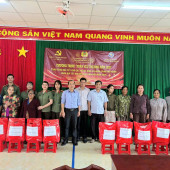 Lực lượng An ninh chính trị nội bộ: thăm, tặng quà cho bà con Nhân dân có hoàn cảnh khó khăn tại xã Vĩnh Lợi, thành phố Cần Thơ