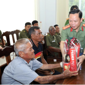Lãnh đạo Công an thành phố thăm, chúc Tết lãnh đạo thành phố đã nghỉ hưu, Công an các xã, phường và tặng quà cho người dân có hoàn cảnh khó khăn