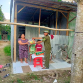 Tổ Cảnh sát phòng, chống tội phạm Công an xã Phú Hữu vận động trao quà cho Nhân dân có hoàn cảnh khó khăn