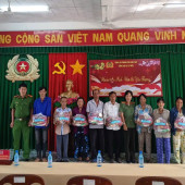 Công an xã Vị Thủy tặng quà gia đình có hoàn cảnh khó khăn nhân dịp Tết Nguyên đán