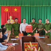 Chủ tịch Ủy ban nhân dân xã thăm, chúc Tết Công an xã Trần Đề