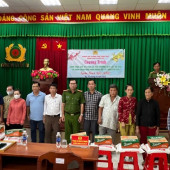 Công an xã Mỹ Tú trao 250 phần quà Tết cho hộ dân có hoàn cảnh khó khăn