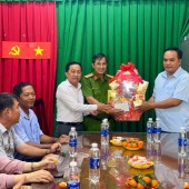 Lãnh đạo Đảng ủy xã, Ủy ban nhân dân xã Vĩnh Lợi thăm, chúc Tết Công an xã nhân dịp đầu xuân năm 2026