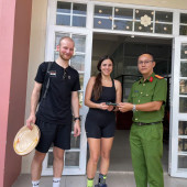 Công an phường Bình Thủy trao trả tài sản cho du khách nước ngoài đánh rơi