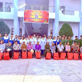 Khám bệnh, cấp phát thuốc miễn phí và tặng quà cho gia đình chính sách, gia đình khó khăn tại phường Ngã Năm