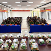 Công an xã Trần Đề tổ chức chương trình “Xuân yêu thương - Xuân đoàn kết”