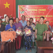  Công an phường Long Mỹ tặng quà Tết cho các hộ có hoàn cảnh khó khăn trên địa bàn