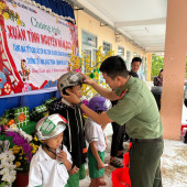 Ấm áp nghĩa tình Công an xã Đông Thuận với học sinh nghèo vượt khó dịp Tết Bính Ngọ