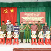 Công an thành phố Cần Thơ trao quà hỗ trợ lực lượng bảo vệ ANTT cơ sở và người dân khó khăn dịp Tết Nguyên đán Bính Ngọ 2026