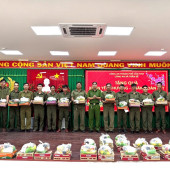 Công an xã Trần Đề tổ chức chương trình  “Xuân yêu thương - Xuân đoàn kết”