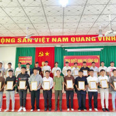 Công an phường Tân An trao quyết định gọi công dân thực hiện nghĩa vụ tham gia Công an nhân dân năm 2026