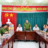 Bí thư Đảng ủy - Chủ tịch Hội đồng nhân dân xã thăm, chúc Tết Công an xã Mỹ Phước.