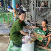 Chi đoàn – Chi hội Phụ nữ Công an xã Thạnh Phú thăm hỏi, tặng quà các gia đình có hoàn cảnh khó khăn trên địa bàn