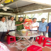 Công an phường Long Mỹ tổ chức thăm hỏi, động viên và chúc Tết gia đình các thanh niên chuẩn bị nhập ngũ năm 2026 trên địa bàn.