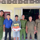 Công an xã Mỹ Tú thăm hỏi, tặng quà người chấp hành xong án phạt tù hoàn lương tiêu biểu