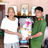 Nhơn Mỹ: Khi sắc phục Công an hòa cùng sắc xuân nghĩa tình