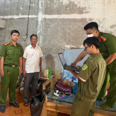 Công an xã Cờ Đỏ đến tận nơi ở làm căn cước cho người bị bại liệt