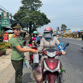 Ấm áp nghĩa tình: Công an xã Nhu Gia tiếp sức người dân trên hành trình về quê đón Tết