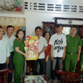 Công an xã Nhơn Ái chăm lo Tết cho thanh niên trúng tuyển nghĩa vụ  và cán bộ, chiến sĩ năm 2026