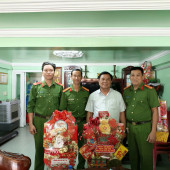 Công an xã Mỹ Tú tri ân thế hệ đi trước, thăm, tặng quà chúc Tết các đồng chí nguyên lãnh đạo Công an đã nghỉ hưu
