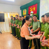 Thường trực Đảng ủy, Ủy ban nhân dân phường Thới An Đông thăm và chúc Tết Công an phường
