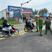 Công an xã Tân Phước Hưng phát nước hỗ trợ người dân trên đường về quê đón Tết