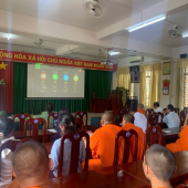 Công an phường Sóc Trăng tuyên truyền pháp luật về trật tự an toàn giao thông cho tăng sinh dịp Tết Nguyên đán Bính Ngọ 2026