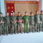 Công an xã Vĩnh Thuận Đông vận động mạnh thường quân tặng quà cho lực lượng bảo vệ an ninh, trật tự ở cơ sở góp phần hỗ trợ vui Xuân đón Tết