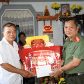 Ấm áp nghĩa tình: Lãnh đạo Công an thành phố chúc Tết thân nhân liệt sĩ Công an nhân dân