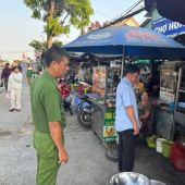 Công an xã Phụng Hiệp ra quân lập lại trật tự hành lang  an toàn giao thông